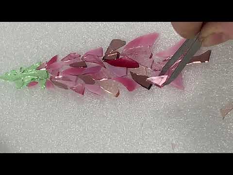 Видео: № 6 из 19. Как вырезать простые наперстянки из витража для мозаики