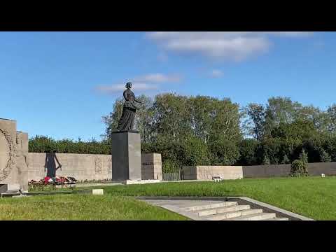 Видео: Прогулки по Санкт - Петербургу.Пискаревское мемориальное кладбище.