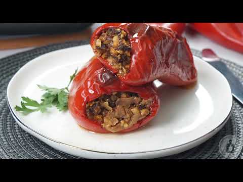 Видео: Нетривиално и вкусно! ПЪЛНЕНИ ЧУШКИ С КАРТОФИ И ОРЕХИ