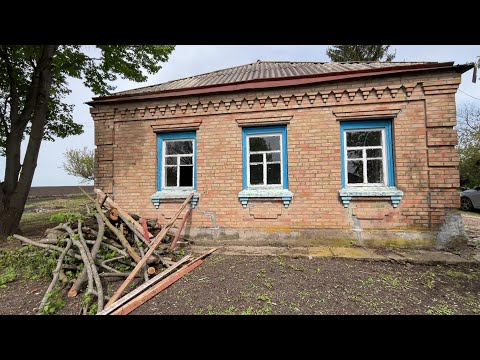 Видео: КУПИЛИ ХАТУ В СЕЛІ. Огляд будинку в середині. Прибирання бур'яну біля сараю.