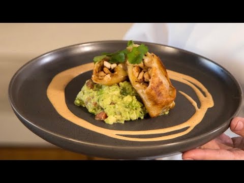 Видео: КАК ПРИГОТОВИТЬ ВКУСНУЮ ХРУСТЯЩУЮ ЧИМИЧАНГУ С ГУАКАМОЛЕ И СОУСОМ ИЗ ЧИПОТЛЕ