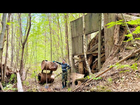 Видео: ГАРАЖИ ЛЕСПРОМХОЗА В СИБИРСКОЙ ТАЙГЕ. ПОИСК МЕТАЛЛА. НАШЛИ БОРТОВУЮ ОТ ТРАКТОРА.