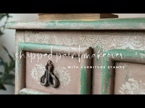 Видео: Техника сколотой краски с использованием штампов для состаренной мебели