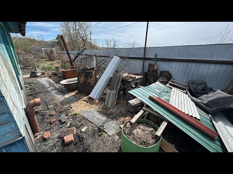 Видео: Купили дачу. Наводим порядок на территории. Столько мусора мы еще не видели. Часть 2.