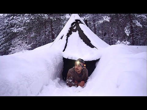 Видео: Зимний кемпинг в моем уютном деревянном доме - бревенчатая хижина без электросети