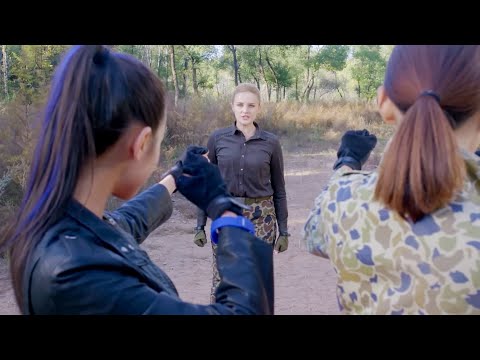 Видео: Кунг-фу девушка замаривал инструктор в ловушку и легко победил ее, делая инструктор полюбоваться ею!