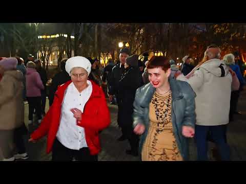 Видео: 7.11.25г... "ВЕСЕЛЫЙ ДЕД"... 😅🥰😅... звучит на Танцполе в Гомельском парке... 