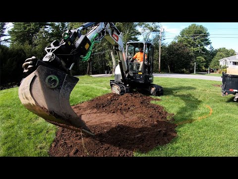Видео: Ремонт газона с помощью мини-экскаватора