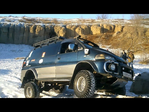 Видео: Mitsubishi Delica и ее возможности. Японская буханка способна на многое