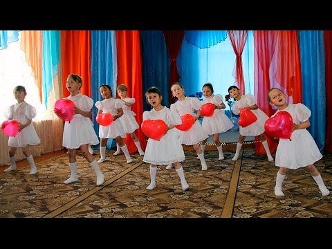 Видео: Танец с шарами  Девочки  ст гр  Ромашка