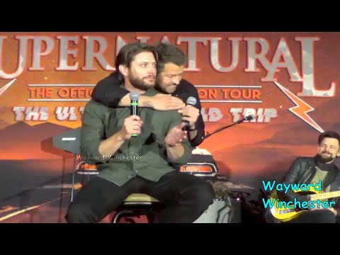 Видео: Миша Коллинз врывается на панель Дженсена Эклза, чтобы посмеяться над его костюмом солдатика и тр...