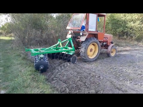Видео: Трактор т-25а бомет 1.5м дискування
