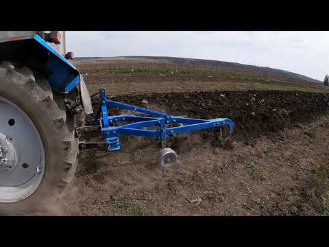 Видео: первая пахота турецким плугом и трактором мтз 82.1