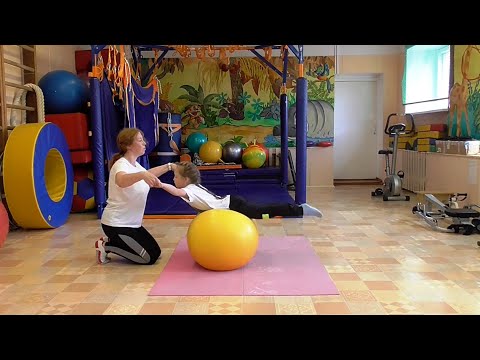 Видео: Комплекс упражнений с мячом фитболом  или физиороллом в домашних условиях