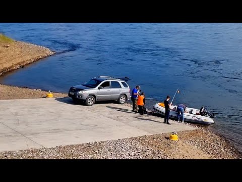 Видео: У ВОДЫ. СТОЯНКА и СПУСК ЛОДОК на Енисее. Где спустить лодку.