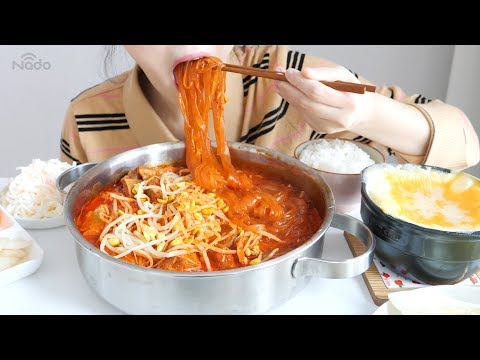 Видео: Корейские пряные тушеные короткие ребра со стеклянной лапшой, съедающие ASMR