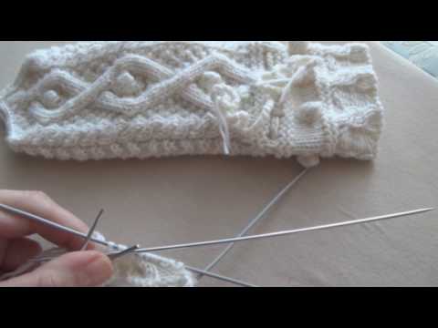 Видео: Варежки спицами с косами и шишечками.