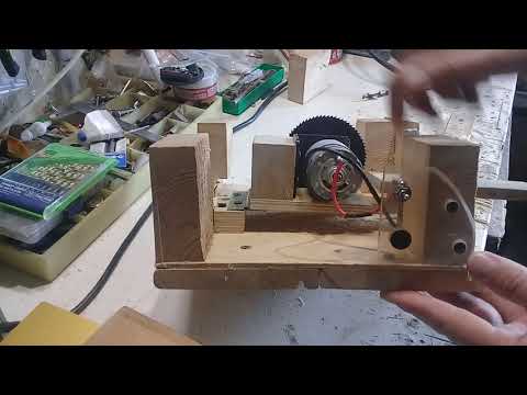Видео: Самодельная мини циркулярка с регулировкой вылета пильного диска