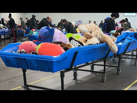 Видео: СВАЛКА БАРАХОЛКА В США😄Обувь.Игрушки.Одежда #OlyaSineevaUSA #goodwilloutlet