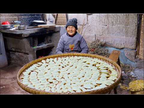Видео: 85-летняя женщина усердно работает и готовит традиционную еду | Примитивный образ жизни