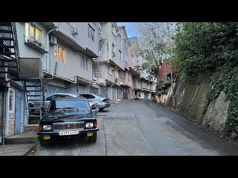 Видео: ЖИВУ В ГАРАЖЕ И РАДУЮСЬ ЖИЗНИ / Обзор на хату в Сочинских фавелах