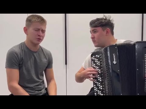 Видео: Парень с очень сильным, красивым голосом