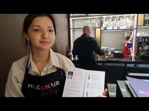 Видео: Чем кормят и что наливают в Бизнес-залах международного аэропорта Пулково: обзор и сравнение.
