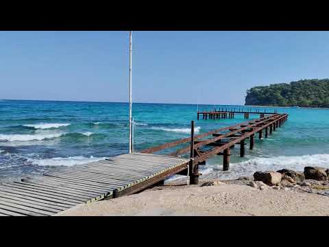 Видео: Дикий пляж песчаной бухты города Кемер, Турция