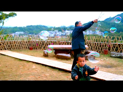 Видео: .Дедушка Аму вырезал бамбук и сделал машину для мыльных пузырей. Дед и внук прекрасно провели время.