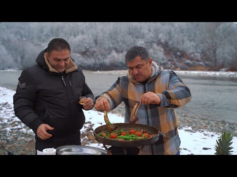 Видео: Выехали в красивое место и пожарили сочное мясо на сковороде, рецепт из баранины