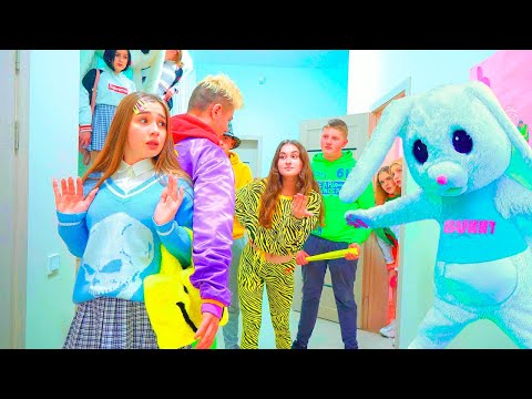 Видео: ЛОША БАНДА У ШКОЛИ НАВИЈАЧИЦА! 😱 Чува Талисмана! Дијана није очекивала од пријатеља!