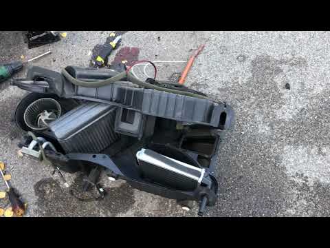 Видео: Замена радиатора печки Chrysler PT cruiser