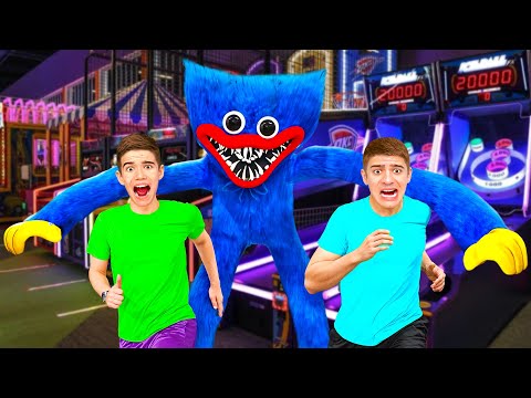 Видео: За Нами Охотится ХАГИ ВАГИ В Игровом Центре !