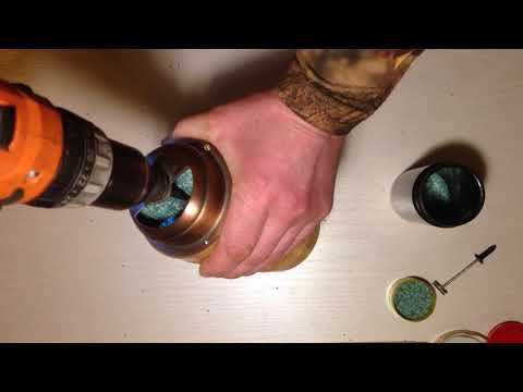 Видео: Измельчение пороха для пистолетных патронов