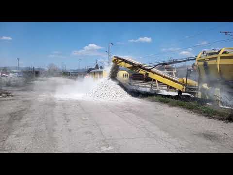 Видео: Разтоварване трошен камък с Plasser & Theurer MFS(D) 100