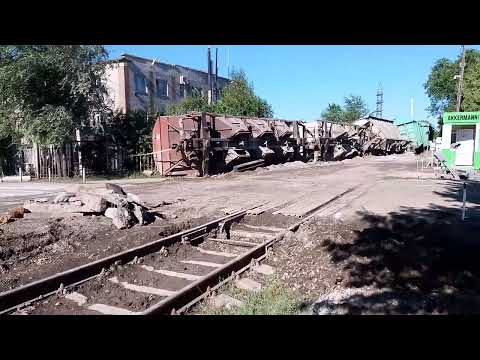 Видео: Оренбургская область, город Новотроицк ЧП на железнодорожном переезде.