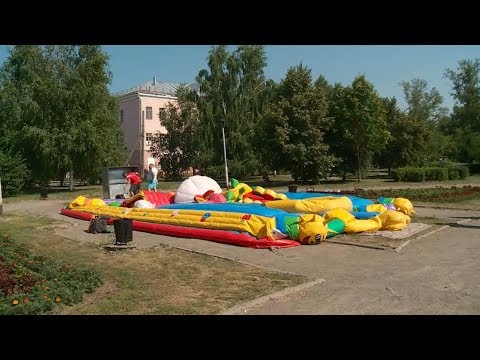 Видео: Из-за отсутствия разрешительных документов в Бийске сдули 2 батута (12.07.18г., Бийское телевидение)