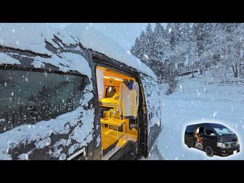 Видео: Кемпинг в автокемпинге с 2WD в районах с экстремальными снегопадами