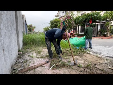 Видео: Полезная работа: уборка тротуара у детсада ради безопасности детей