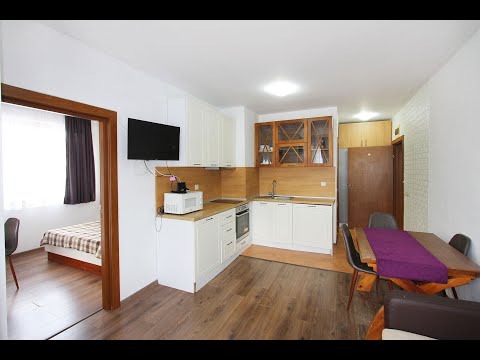 Видео: Мебелиран тристаен апартамент с две кухни и две бани за продажба в жилищна сграда в Банско