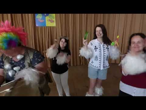 Видео: Оригінальне привітання для випускнків 4-В класу Барського ліцею №2 від дорогих та люблячих батьків