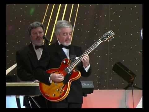 Видео: Ретро-бэнд "Граммофон"  Бэсамэ мучо (К. Веласкес) - поёт Виталий Маринич