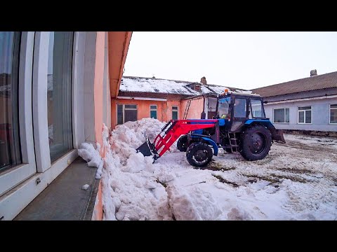 Видео: Установили ПКУ-09 на трактор МТЗ-82.1, первые испытания на вывозке снега.