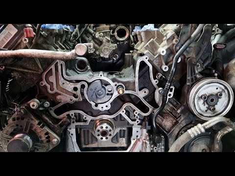 Видео: Audi Q7 3.0TDI - Oil leak repair - Engine cover removal Broken bolt in engine утечка масла - Part 4