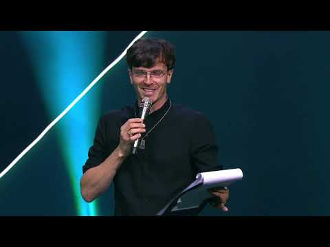 Видео: Арсений Попов- ведущий церемонии закрытия форума Проектория. 7.09.2022.