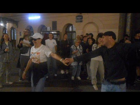 Видео: Уличные музыканты Питер гр. Шумные соседи Александр на Думской 11 сентября - Единственная моя