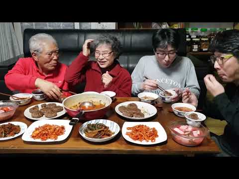 Видео: Кальмар Gochujang Jjigae Mukbang, Tteokgalbi, приправа из колокольчика на гриле