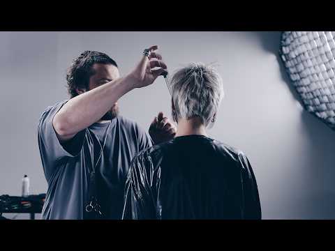 Видео: Короткая женская стрижка – свежий взгляд