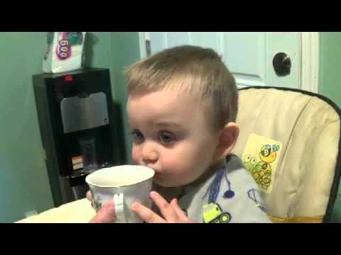 Видео: Ребенок пьет чай как взрослый ))