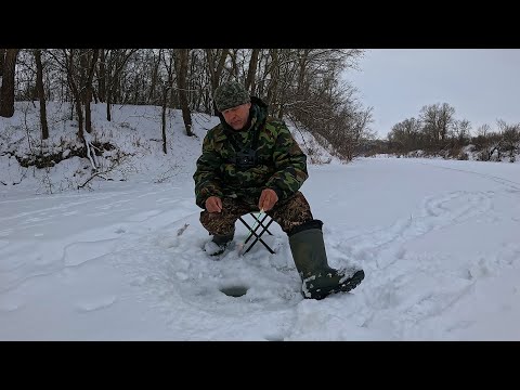 Видео: Рыбалка на речке в конце января!